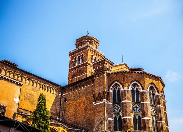 Venedig, Italien - 17 augusti 2016: Berömda arkitektoniska monument och färgglada fasader av gamla medeltida byggnader närbild på 17 augusti, 2016 i Venedig, Italien. — Stockfoto