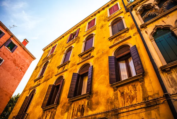 VENECIA, ITALIA - 17 DE AGOSTO DE 2016: Famosos monumentos arquitectónicos y fachadas coloridas de edificios medievales antiguos de cerca el 17 de agosto de 2016 en Venecia, Italia . — Foto de Stock