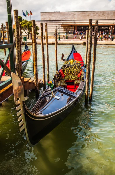 VENICE, ITÁLIA - AGOSTO 17, 2016: Gôndolas tradicionais no close-up estreito do canal em 17 de agosto de 2016 em Veneza, Itália . — Fotografia de Stock