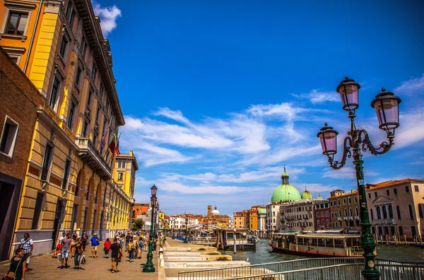 VENISE, ITALIE - 17 AOÛT 2016 : Monuments architecturaux célèbres et façades colorées de vieux bâtiments médiévaux close-up le 17 août 2016 à Venise, Italie . — Photo