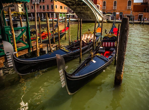 VENICE, ITÁLIA - AGOSTO 17, 2016: Gôndolas tradicionais no close-up estreito do canal em 17 de agosto de 2016 em Veneza, Itália . — Fotografia de Stock