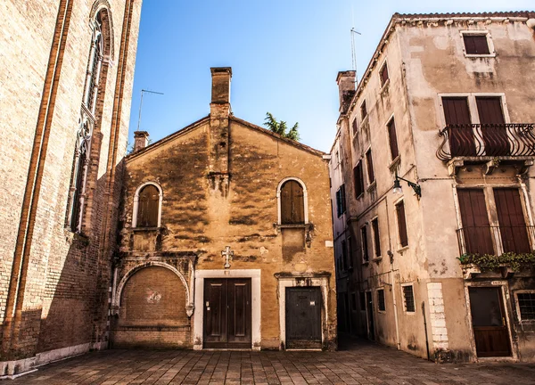 VENECIA, ITALIA - 17 DE AGOSTO DE 2016: Famosos monumentos arquitectónicos y fachadas coloridas de edificios medievales antiguos de cerca el 17 de agosto de 2016 en Venecia, Italia . — Foto de Stock