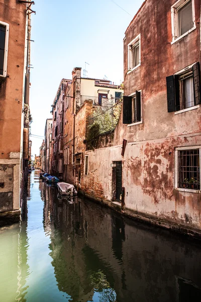 VENISE, ITALIE - 17 AOÛT 2016 : Monuments architecturaux célèbres et façades colorées de vieux bâtiments médiévaux close-up le 17 août 2016 à Venise, Italie . — Photo
