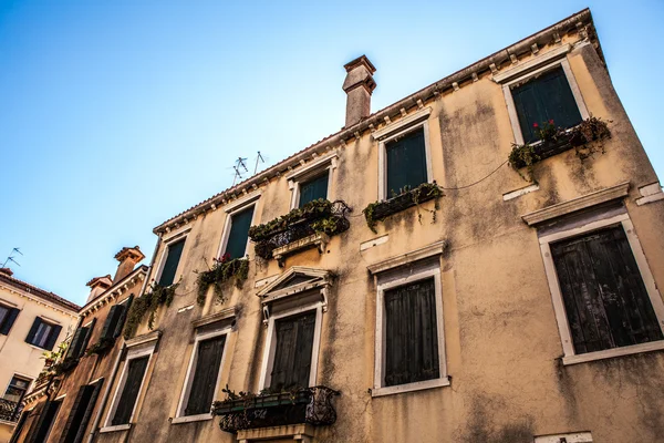 VENECIA, ITALIA - 17 DE AGOSTO DE 2016: Famosos monumentos arquitectónicos y fachadas coloridas de edificios medievales antiguos de cerca el 17 de agosto de 2016 en Venecia, Italia . — Foto de Stock