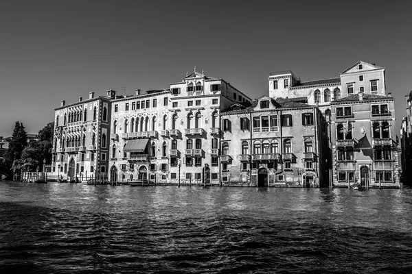 VENECIA, ITALIA - 17 DE AGOSTO DE 2016: Vista sobre el paisaje urbano del Gran Canal el 17 de agosto de 2016 en Venecia, Italia . — Foto de Stock