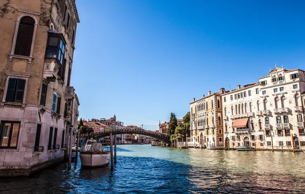 VENICE, ITALY - AUGUST 17, 2016: View on the cityscape of Grand Canal on August 17, 2016 in Venice, Italy. — Stock Photo, Image