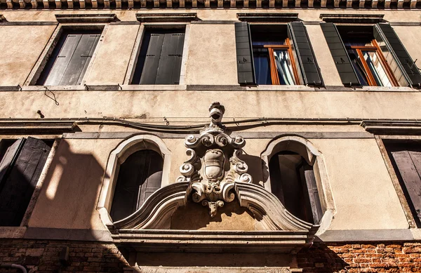 Venice, İtalya - 17 Ağustos 2016: Ünlü mimari anıtları ve renkli cephe eski ortaçağ binaları yakın çekim 17 Ağustos 2016 Venedik, İtalya. — Stok fotoğraf