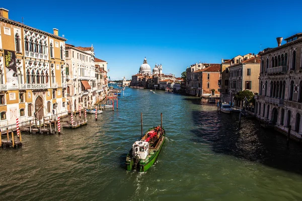 Venedig, Italien - 17 augusti 2016: Visa på stadsbilden av Grand Canal den 17 augusti 2016 i Venedig, Italien. — Stockfoto