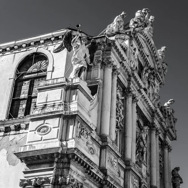 VENECIA, ITALIA - 17 DE AGOSTO DE 2016: Famosos monumentos arquitectónicos fachadas de antiguos edificios medievales de cerca. Foto en blanco y negro el 17 de agosto de 2016 en Venecia, Italia . — Foto de Stock