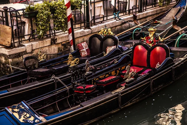 VENICE, ITALY - AUGAugust 17, 2016: Traditional gondolas on narrow canal close-up 2016 년 8 월 17 일 이탈리아 베니스. — 스톡 사진