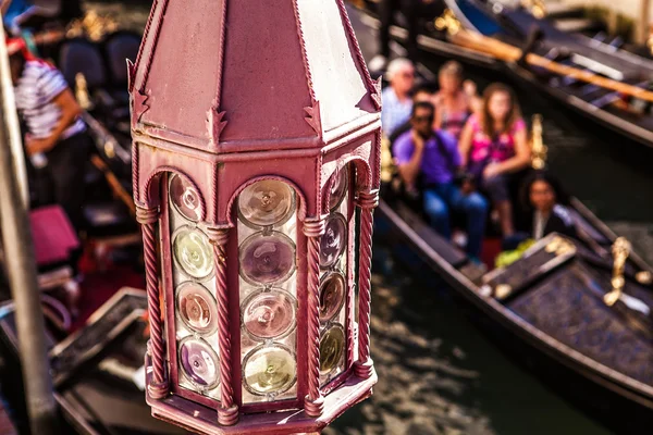 VENICE, ITALY - AUGAugust 17, 2016: Traditional gondolas on narrow canal close-up 2016 년 8 월 17 일 이탈리아 베니스. — 스톡 사진