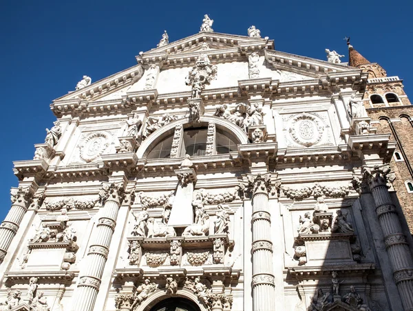Benátky, Itálie - 17. srpna 2016: Architektonickou památku a barevné fasády starých středověkých budov close-up na 17 srpna 2016 v Benátky, Itálie. — Stock fotografie
