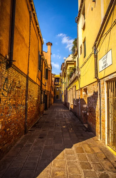 威尼斯，意大利-2016 年 8 月 18 日︰ 著名文化古迹和多彩外墙的老中世纪建筑特写在 2016 年 8 月 18 日在威尼斯，意大利. — 图库照片