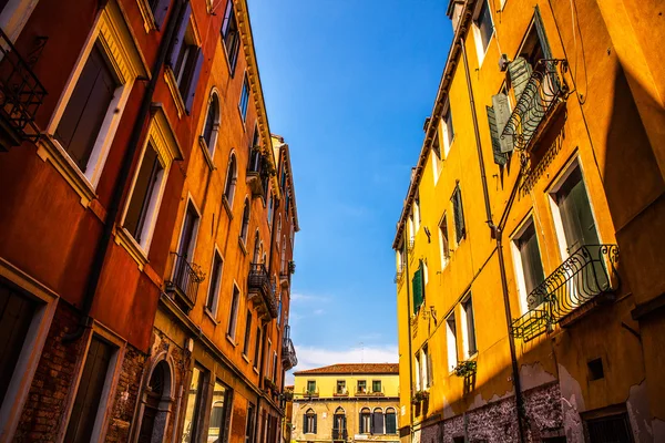 Venice, İtalya - 18 Ağustos 2016: Ünlü mimari anıtları ve renkli cephe eski ortaçağ binaları yakın çekim 18 Ağustos 2016 Venedik, İtalya. — Stok fotoğraf