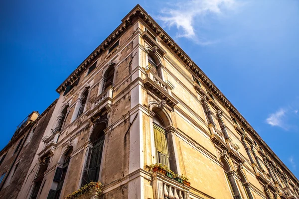 VENECIA, ITALIA - 18 de agosto de 2016: Famosos monumentos arquitectónicos y fachadas coloridas de edificios medievales antiguos de cerca el 18 de agosto de 2016 en Venecia, Italia . — Foto de Stock