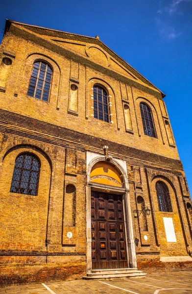 VENICE, ITALY - AUGUST 18, 2016: Famous architectural monuments and colorful facades of old medieval buildings close-up on August 18, 2016 in Venice, Italy. — Stock Photo, Image