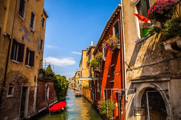 Wenecja, Włochy - 18 sierpnia 2016: Słynne zabytki architektury i kolorowe elewacje starych średniowiecznych budynków zbliżenie na 18 sierpnia 2016 w Wenecja, Włochy. — Zdjęcie stockowe