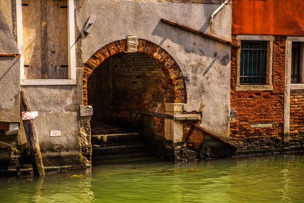 VENISE, ITALIE - 18 AOÛT 2016 : Monuments architecturaux célèbres et façades colorées de vieux bâtiments médiévaux close-up le 18 août 2016 à Venise, Italie . — Photo