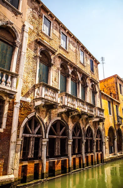 VENISE, ITALIE - 18 AOÛT 2016 : Monuments architecturaux célèbres et façades colorées de vieux bâtiments médiévaux close-up le 18 août 2016 à Venise, Italie . — Photo