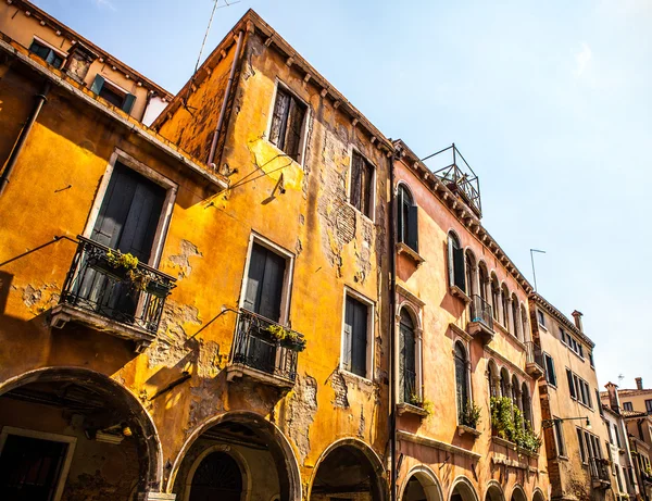 Venice, İtalya - 18 Ağustos 2016: Ünlü mimari anıtları ve renkli cephe eski ortaçağ binaları yakın çekim 18 Ağustos 2016 Venedik, İtalya. — Stok fotoğraf