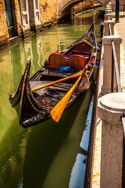 VENICE, ITALY - AUGAugust 17, 2016: Traditional gondolas on narrow canal close-up 2016 년 8 월 17 일 이탈리아 베니스. — 스톡 사진