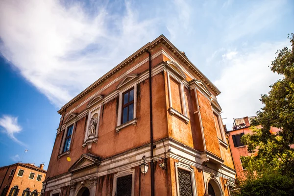 Venice, İtalya - 18 Ağustos 2016: Ünlü mimari anıtları ve renkli cephe eski ortaçağ binaları yakın çekim 18 Ağustos 2016 Venedik, İtalya. — Stok fotoğraf