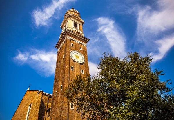 Βενετία, Ιταλία - 18 Αυγούστου 2016: Διάσημα αρχιτεκτονικά μνημεία και πολύχρωμες προσόψεις των παλαιών γκρο πλαν μεσαιωνικά κτίρια στις 18 Αυγούστου, 2016 Βενετία, Ιταλία. — Φωτογραφία Αρχείου