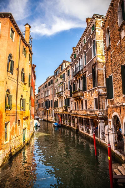 VENICE, ITALY - AUGUST 18, 2016: Famous architectural monuments and colorful facades of old medieval buildings close-up on August 18, 2016 in Venice, Italy. — Stock Photo, Image