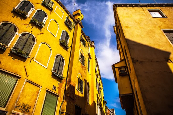 VENECIA, ITALIA - 18 de agosto de 2016: Famosos monumentos arquitectónicos y fachadas coloridas de edificios medievales antiguos de cerca el 18 de agosto de 2016 en Venecia, Italia . — Foto de Stock