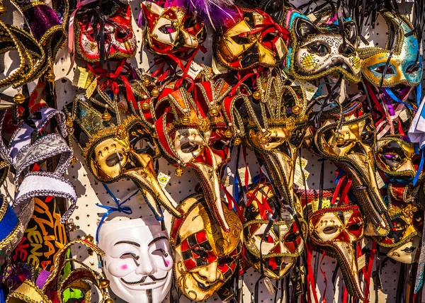 Venetiaanse maskers in winkel display in Venetië. Jaarlijkse carnaval in Venetië is de bekendste in Europa. — Stockfoto
