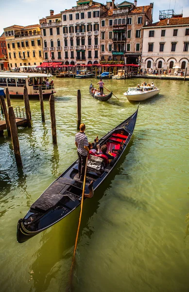 VENICE, ITALY - AUGAugust 17, 2016: Traditional gondolas on narrow canal close-up 2016 년 8 월 17 일 이탈리아 베니스. — 스톡 사진