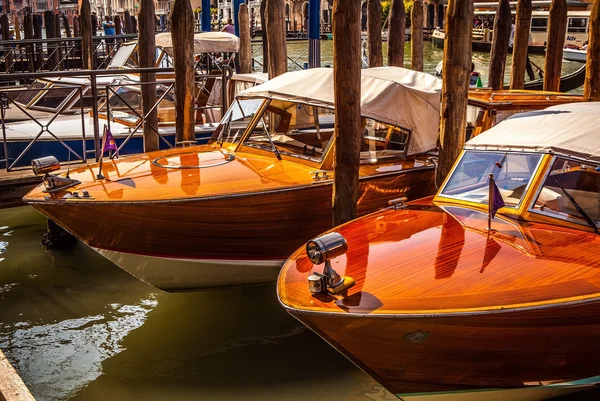 Venedig, Italien - 17. August 2016: Blick auf das Stadtbild des Canal Grande am 17. August 2016 in Venedig, Italien. — Stockfoto