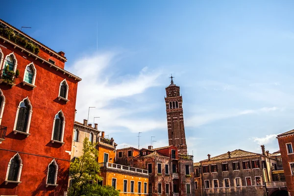 Wenecja, Włochy - 18 sierpnia 2016: Słynne zabytki architektury i kolorowe elewacje starych średniowiecznych budynków zbliżenie na 18 sierpnia 2016 w Wenecja, Włochy. — Zdjęcie stockowe