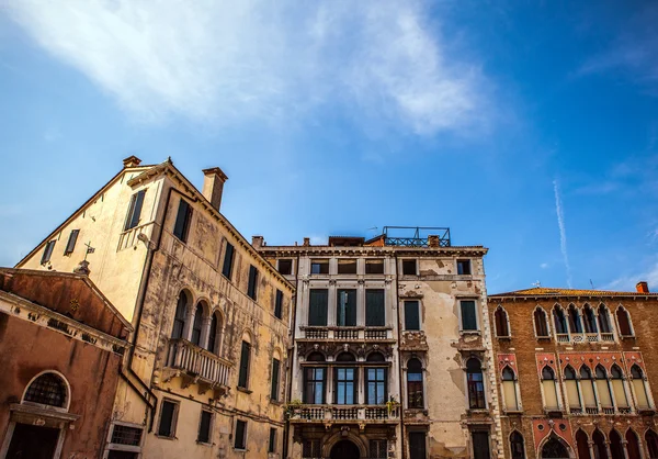 VENECIA, ITALIA - 18 de agosto de 2016: Famosos monumentos arquitectónicos y fachadas coloridas de edificios medievales antiguos de cerca el 18 de agosto de 2016 en Venecia, Italia . — Foto de Stock