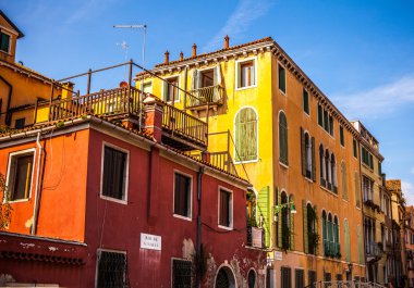 Venice, İtalya - 18 Ağustos 2016: Ünlü mimari anıtları ve renkli cephe eski ortaçağ binaları yakın çekim 18 Ağustos 2016 Venedik, İtalya.