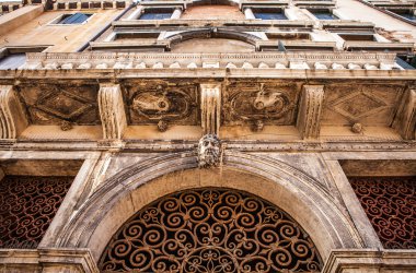 Venice, İtalya - 18 Ağustos 2016: Ünlü mimari anıtları ve renkli cephe eski ortaçağ binaları yakın çekim 18 Ağustos 2016 Venedik, İtalya.