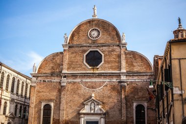 Venice, İtalya - 18 Ağustos 2016: Ünlü mimari anıtları ve renkli cephe eski ortaçağ binaları yakın çekim 18 Ağustos 2016 Venedik, İtalya.