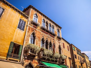 Venice, İtalya - 18 Ağustos 2016: Ünlü mimari anıtları ve renkli cephe eski ortaçağ binaları yakın çekim 18 Ağustos 2016 Venedik, İtalya.