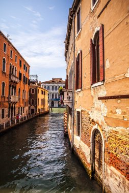Venice, İtalya - 18 Ağustos 2016: Ünlü mimari anıtları ve renkli cephe eski ortaçağ binaları yakın çekim 18 Ağustos 2016 Venedik, İtalya.