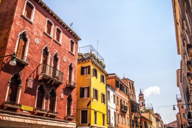 Venice, İtalya - 18 Ağustos 2016: Ünlü mimari anıtları ve renkli cephe eski ortaçağ binaları yakın çekim 18 Ağustos 2016 Venedik, İtalya.