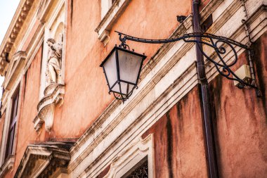 Venice, İtalya - 18 Ağustos 2016: Ünlü mimari anıtları ve renkli cephe eski ortaçağ binaları yakın çekim 18 Ağustos 2016 Venedik, İtalya.