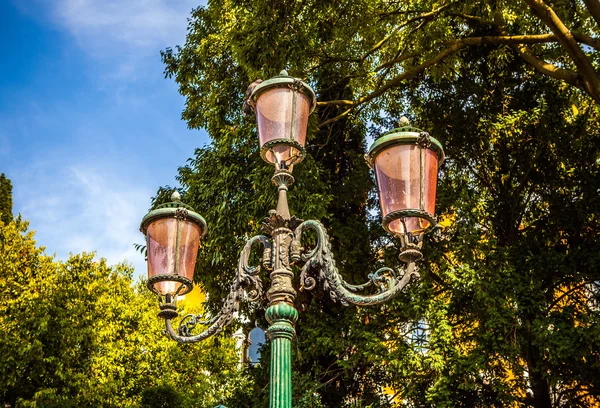 Tradiční staré benátské ulici lampa detail. — Stock fotografie