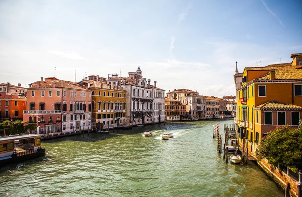 VENISE, ITALIE - 17 AOÛT 2016 : Vue sur le paysage urbain du Grand Canal le 17 août 2016 à Venise, Italie . — Photo