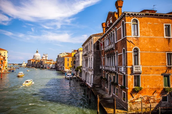 Venice, İtalya - 17 Ağustos 2016: Görünüm üzerinde 17 Ağustos 2016 Venedik, İtalya Grand Canal'da cityscape.