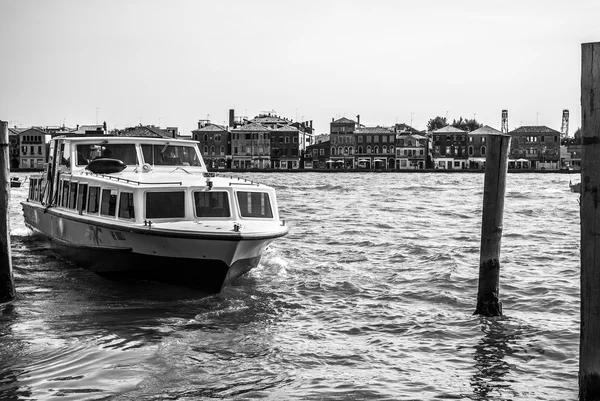 VENICE, ITALY - AUGUST 17, 2016: High-speed passenger boat moves on the Venetian channels on August 17, 2016 in Venice, Italy. — Stock Photo, Image