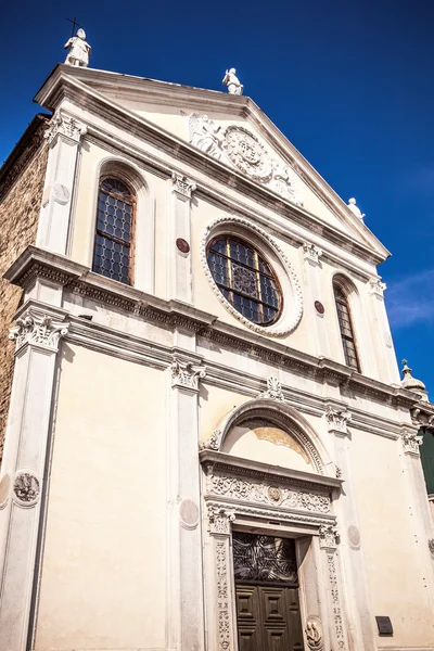 Venedig, Italien - 18. August 2016: Berühmte Architekturdenkmäler und farbenfrohe Fassaden alter mittelalterlicher Gebäude aus nächster Nähe am 18. August 2016 in Venedig, Italien. — Stockfoto