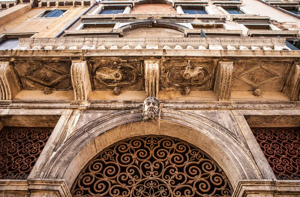 Venedig, Italien - 18. August 2016: Berühmte Architekturdenkmäler und farbenfrohe Fassaden alter mittelalterlicher Gebäude aus nächster Nähe am 18. August 2016 in Venedig, Italien. — Stockfoto