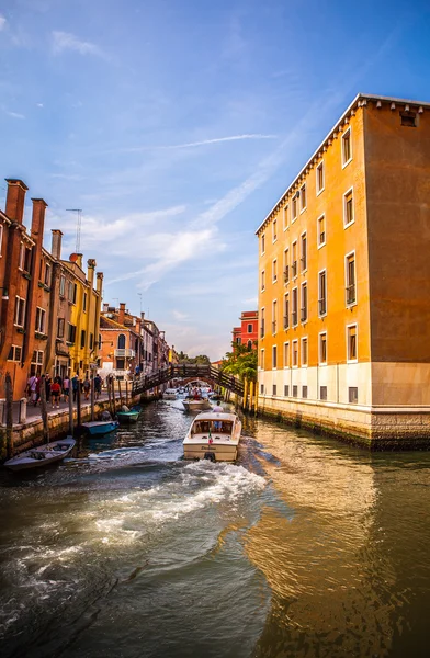 VENECIA, ITALIA - 18 de agosto de 2016: Famosos monumentos arquitectónicos y fachadas coloridas de edificios medievales antiguos de cerca el 18 de agosto de 2016 en Venecia, Italia . —  Fotos de Stock