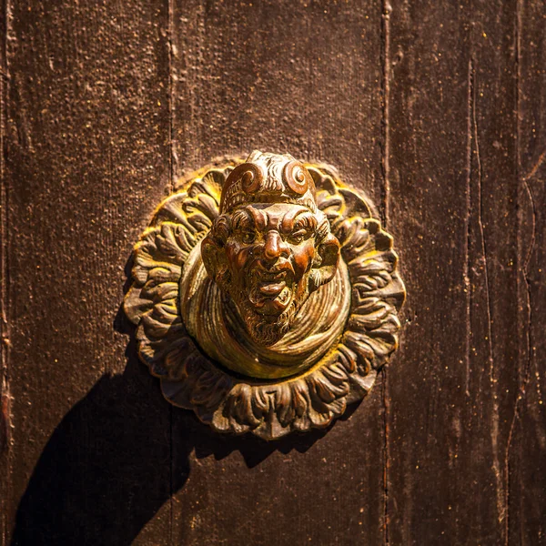 Ancienne porte vénitienne avec vieux bouton de porte close-up . — Photo