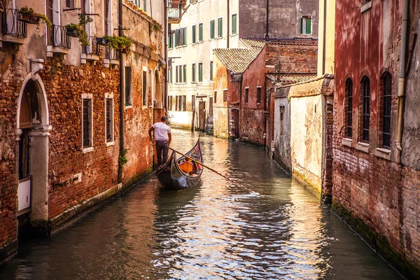 ВЕНИЦА, ИТАЛИЯ - 17 августа 2016 года: Традиционные гондолы на узком канале крупным планом 17 августа 2016 года в Венеции, Италия . — стоковое фото